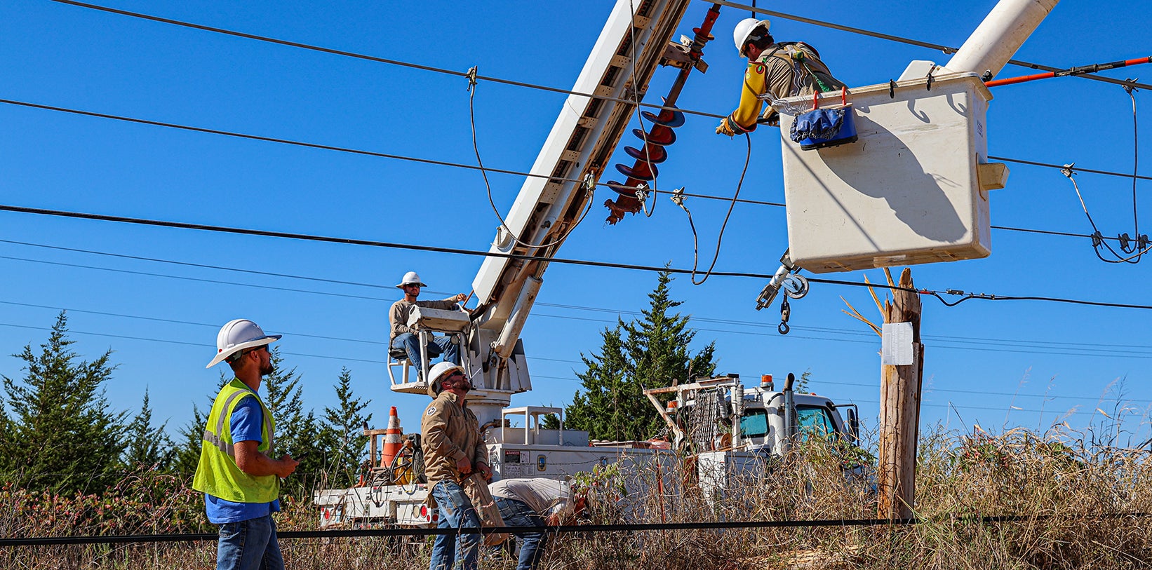 Photo of Central linemen working on an broken pole and electric line. 